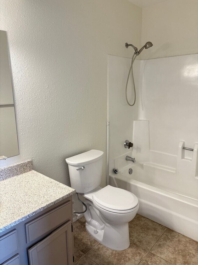 Building Photo - **GREAT 2 BEDROOM/2 BATHROOM/GATED CONDO I...