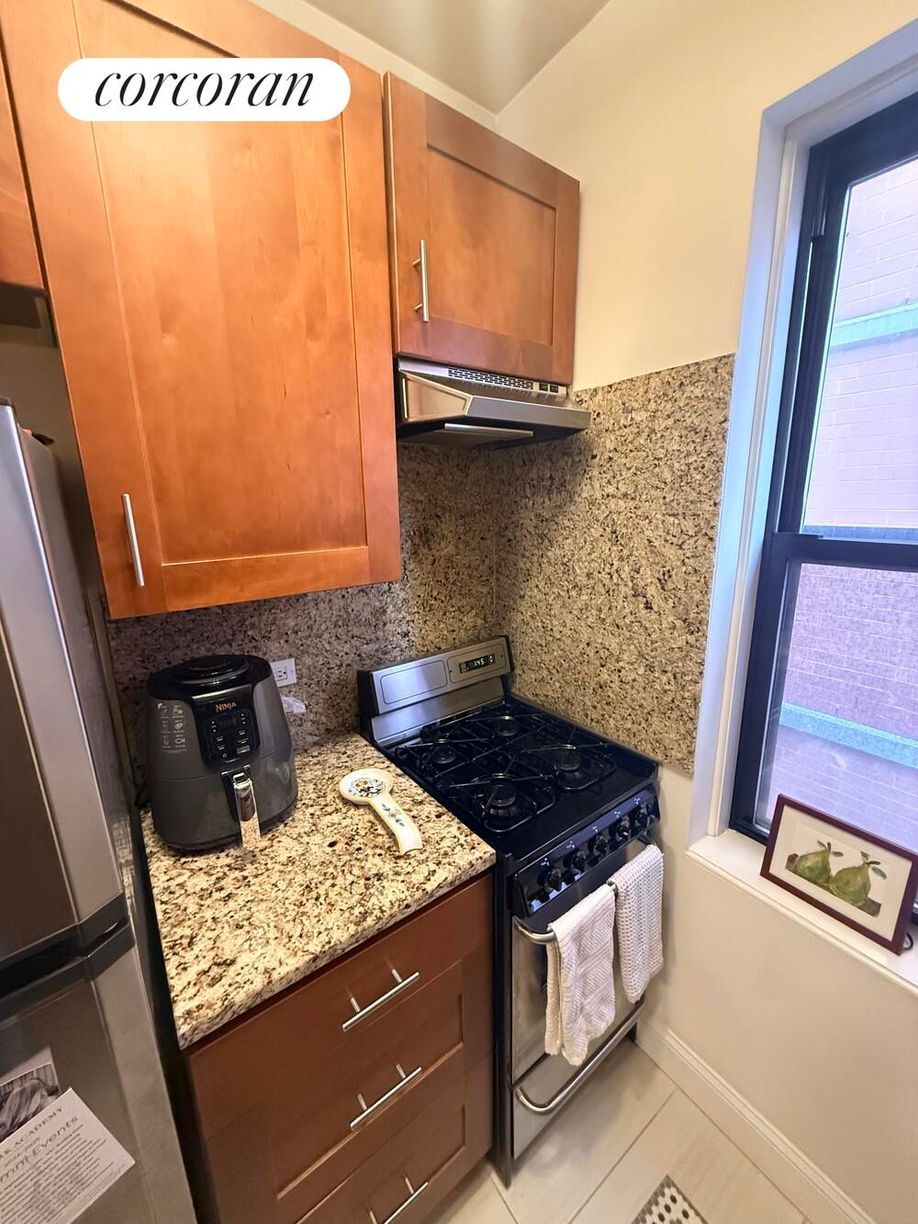 Building Photo - 163 W 17th St