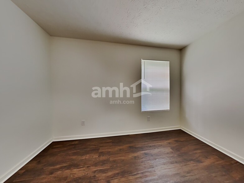 Building Photo - 11424 Long Lake Dr