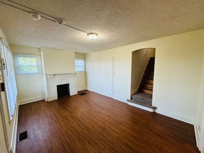 Building Photo - 4 Bedroom/ 1 Bathroom House - Great View (...