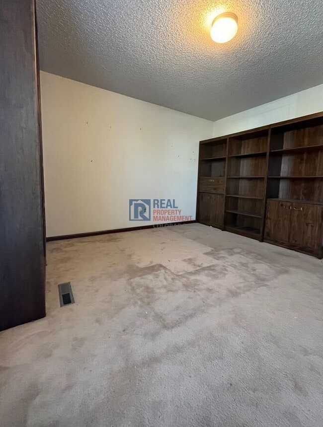 Building Photo - 1605 Flemming Dr