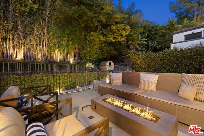 Building Photo - 3300 N Knoll Dr