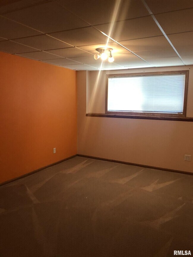 Building Photo - 6142 N Elmwood Ave