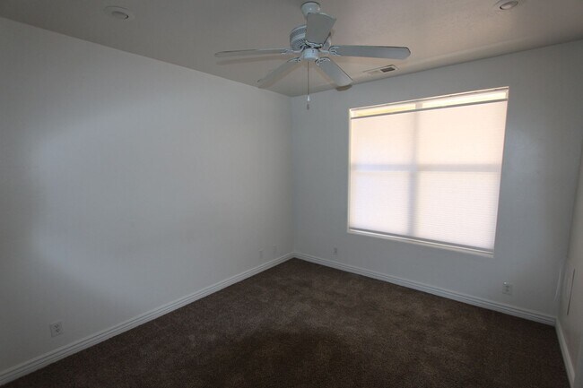 Building Photo - 1497 E Ivy Ln
