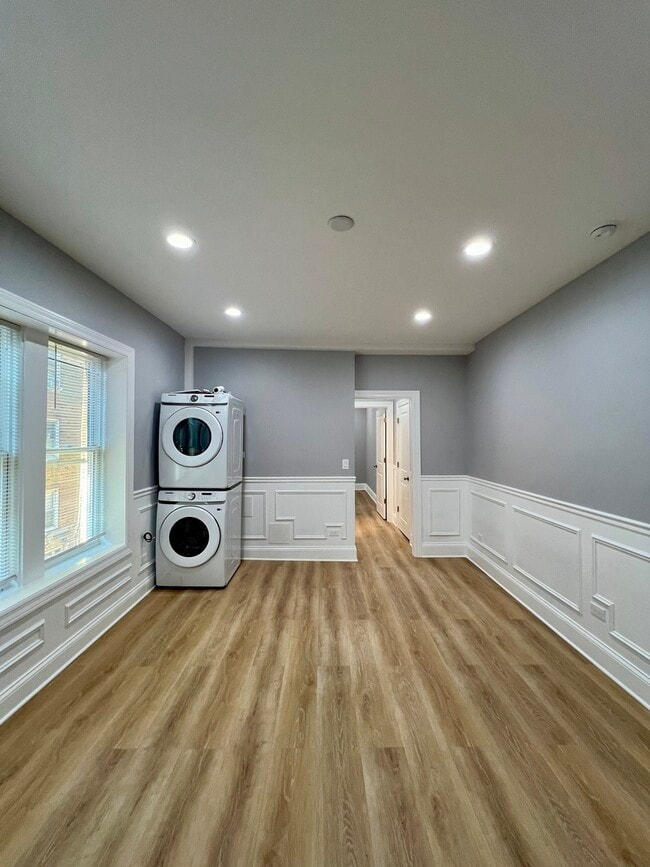 Building Photo - 1701 W Albion Ave