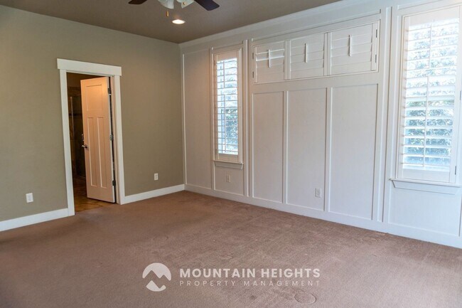 Building Photo - 3953 Sand Lake Dr