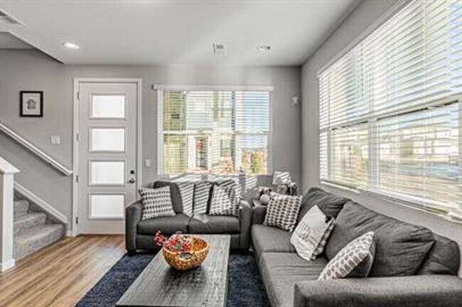 Building Photo - Modern 3 Bed/ 2.5 Bath Townhome in Sterling Ranch