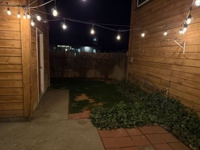 Building Photo - 2 bedroom in Prime Palisade Location