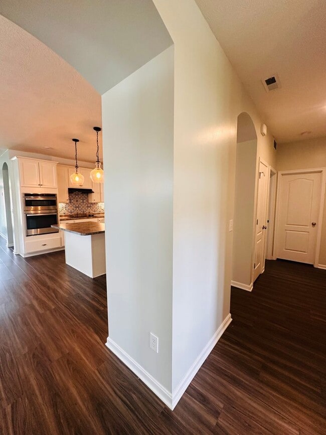 Building Photo - Contemporary Comfort Meets Convenience in Mt. Washington