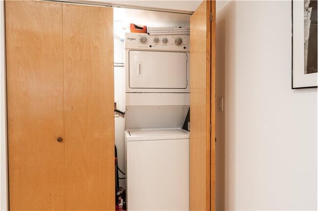 Building Photo - 1407 N Wicker Park Ave