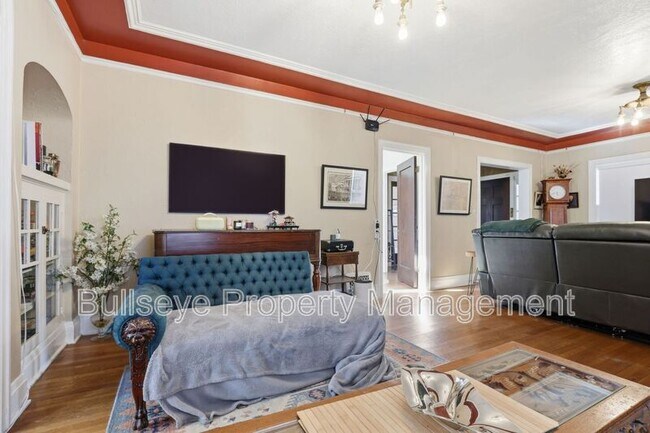 Building Photo - 525 W Lynwood St