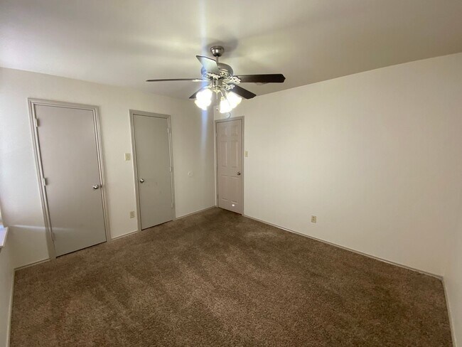 Building Photo - Duplex Convenient to South Loop 289