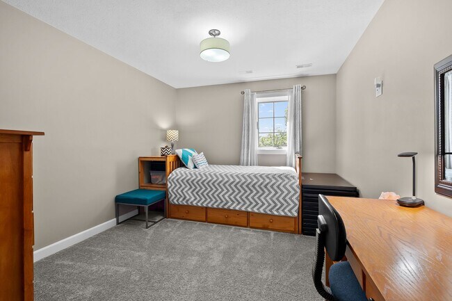 Building Photo - Four bedroom, 3 Bathroom with Bonus Room a...