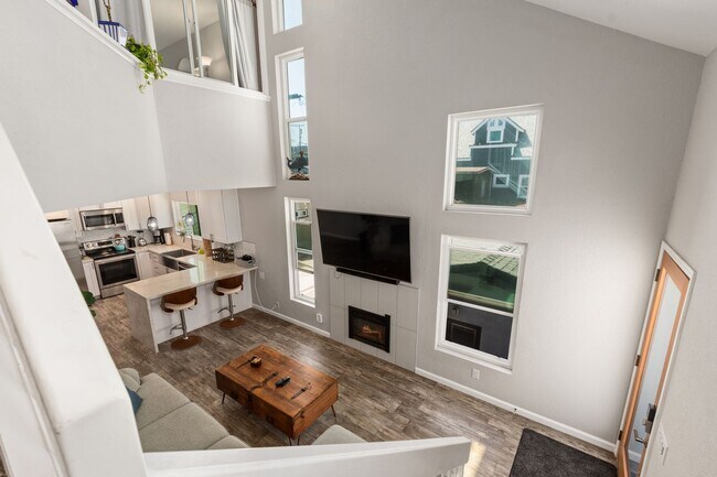 Building Photo - Fully furnished- North Mission 2 bed 2.5 baths - 6 houses from the beach.