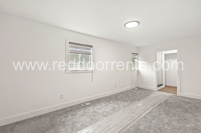 Building Photo - Stylish 3-Bed, 2-Bath Home Minutes from Do...