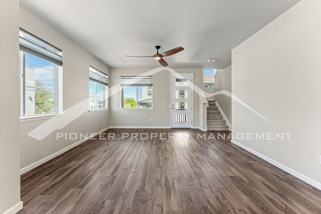 Building Photo - Gorgeous Townhouse with Washer/Dryer and C...