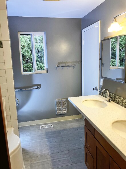 Building Photo - 12024 SE 20th St