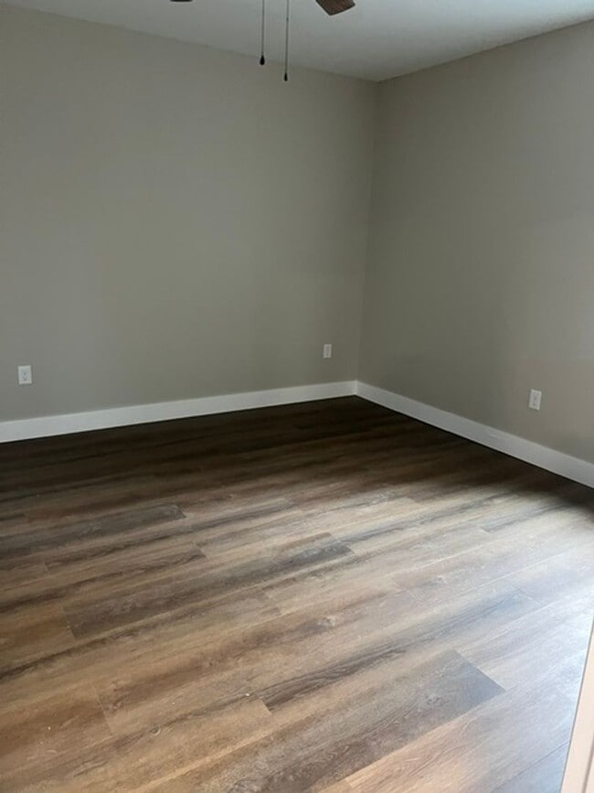 Building Photo - 2 Bedroom/2 Bath Newly Renovated Apartment for Lease