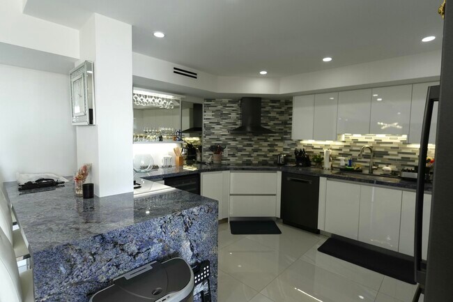 Building Photo - 2860 S Ocean Blvd