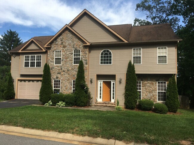 Building Photo - Spacious home with tons of upgrades! 4 Bedrooms/3.5 bathrooms
