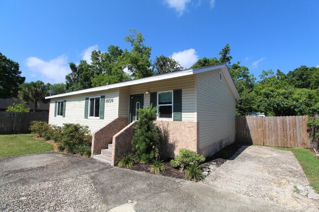 Building Photo - 3/2 with Updated Kitchen & Solar – Minutes...