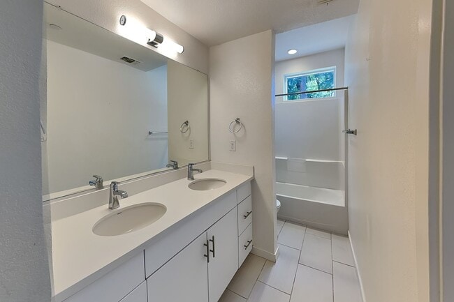 Building Photo - 392 Midstream Ln