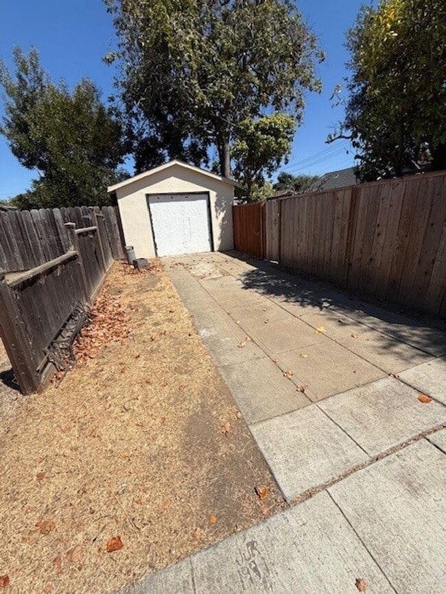 Building Photo - Burlingame Charming One-Bedroom Home