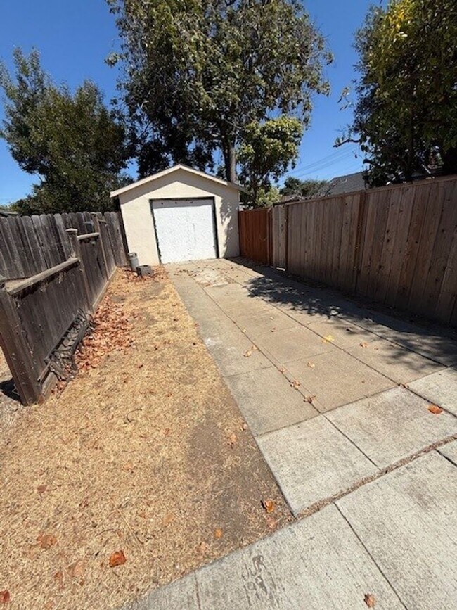 Building Photo - Burlingame Charming One-Bedroom Home  Open Saturday 3:30pm