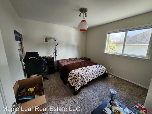 Building Photo - 5 br, 3.5 bath House - 10108 186th CT NE