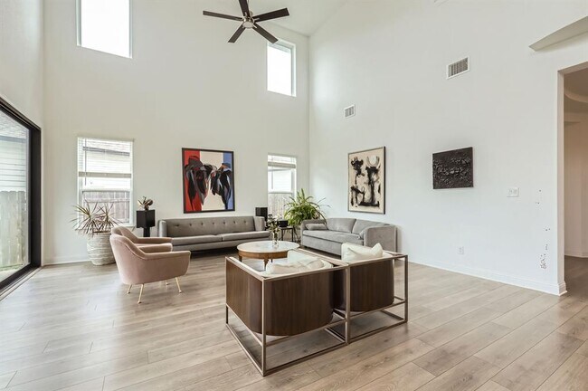 Building Photo - 542 Round Vly Trl