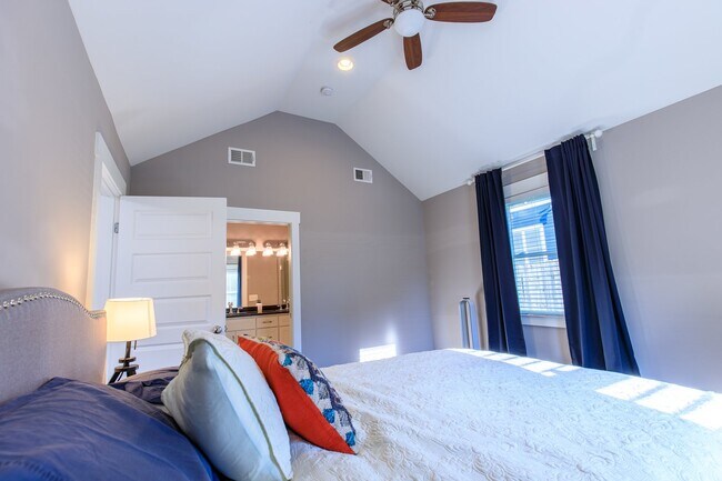 Building Photo - **APPLICATIONS APPROVED!**  Beautiful East Nashville Home on Porter for Lease!!