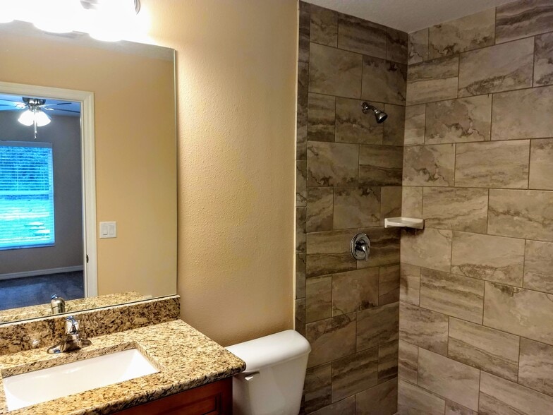 Master Walk-in Shower - 9428 N Travis Dr