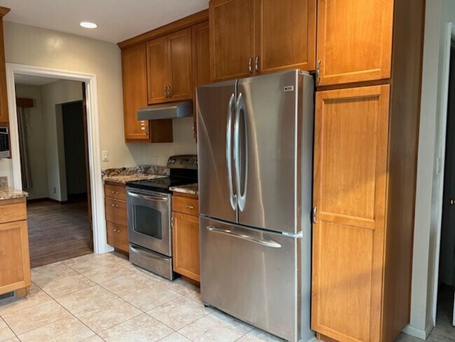 Building Photo - Located in the Historic District! 3+ beds, 1.5 bath, single garage, hardwood floors and MORE!