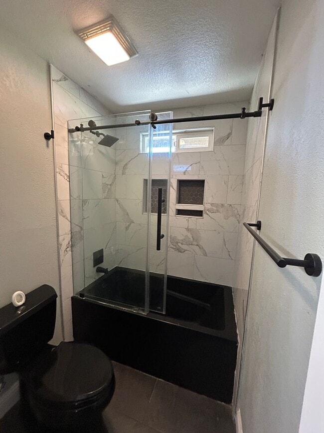 Building Photo - Don't miss out in North Hanford! 3 bedroom 2 bath with solar!