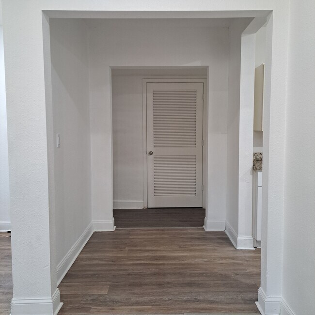 Building Photo - 1416 W 13th St