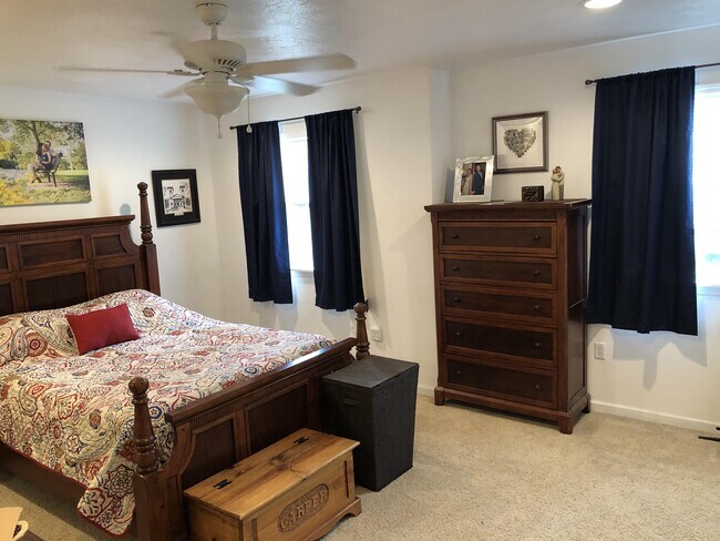 Building Photo - 2020 Grandview Dr