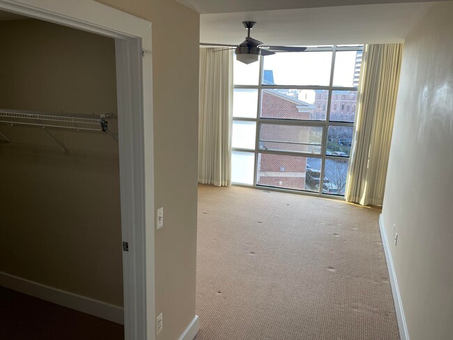Building Photo - Luxury Condo on the Waterfront, with dedic...