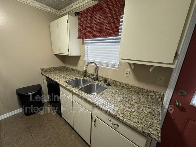 Building Photo - 44 Phlox Dr