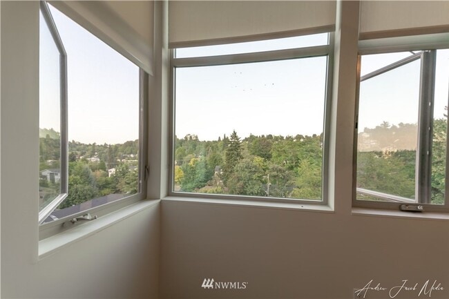Building Photo - 3Bd/2.5Ba Seattle Townhome