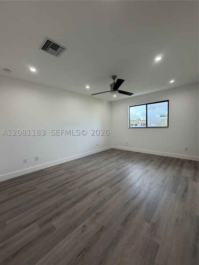 Building Photo - 4655 SW 32nd Ave
