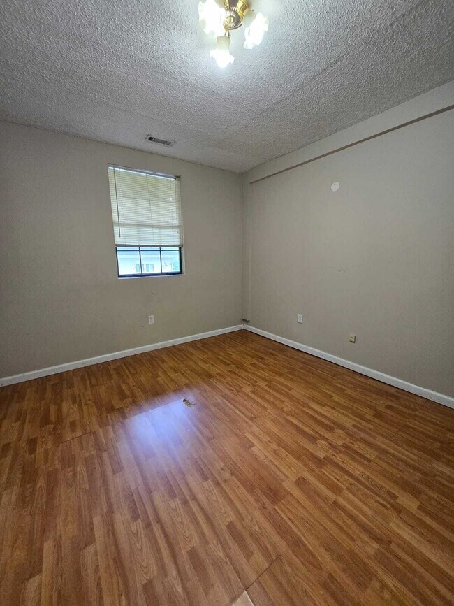 Building Photo - Charming 2-Bed Gem on Ashmore Ave