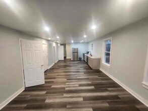 Building Photo - 33 Crystal St