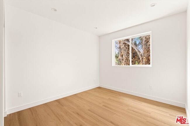 Building Photo - 5910 Mammoth Ave