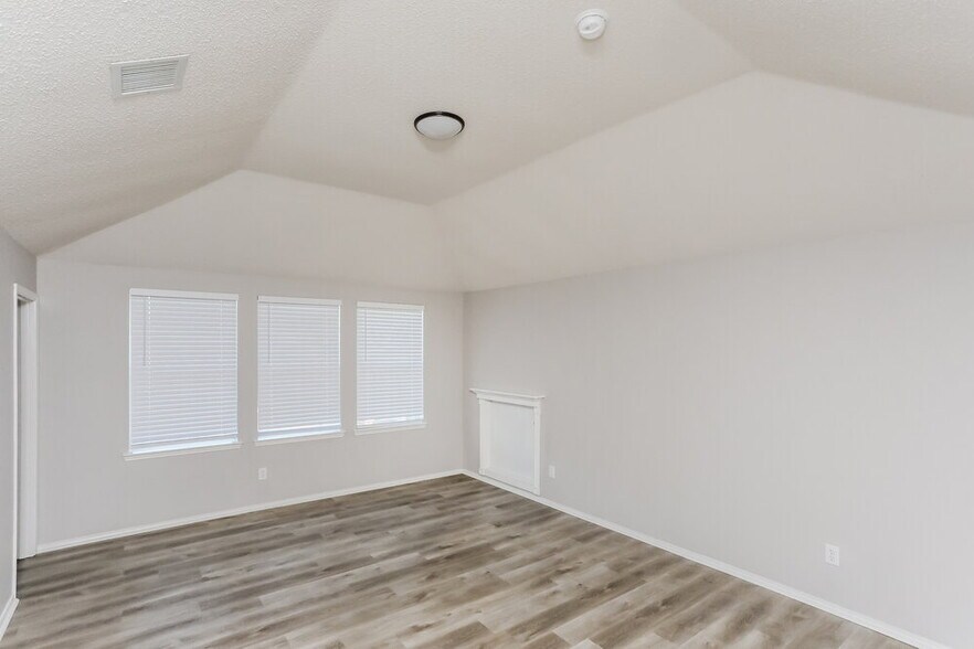 Building Photo - 145 Redbud Dr