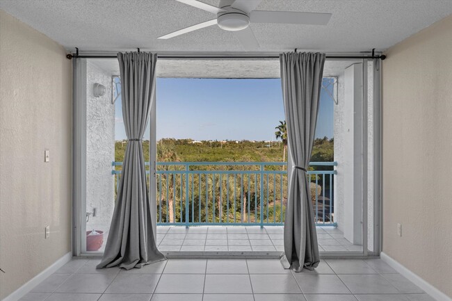 Building Photo - Spacious 2BR/2BA in Salt Ponds Condo – Unf...