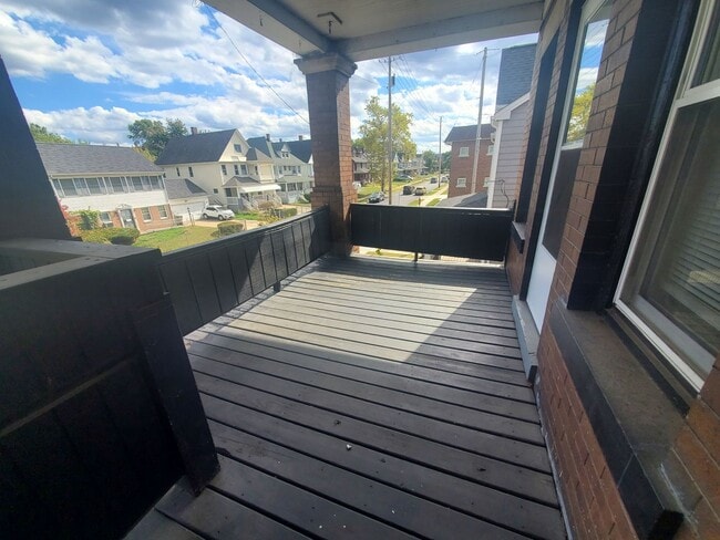 Building Photo - 2bd Unit in 4-plex near Case Western Cash Pay *STREET PARKING*