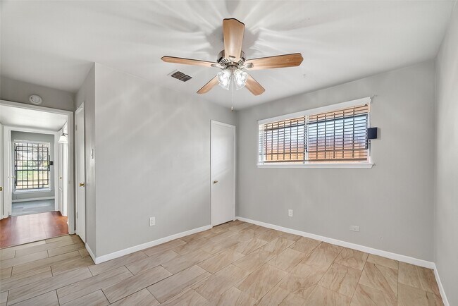 Building Photo - 4511 Bayou Vista Dr