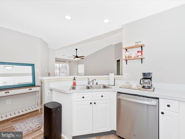 Building Photo - 2501 Coach House Way