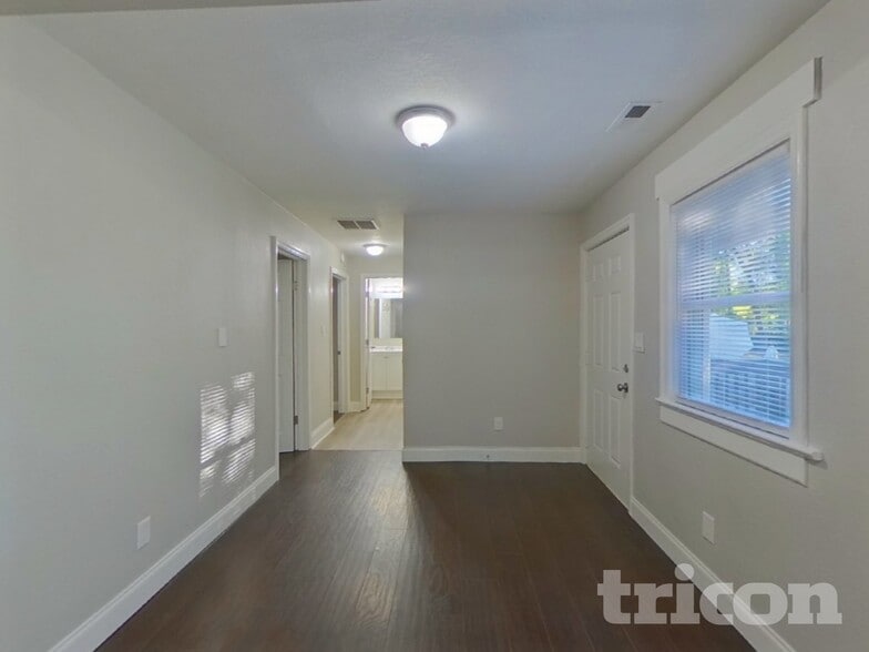 Building Photo - 1724 Logie Ave