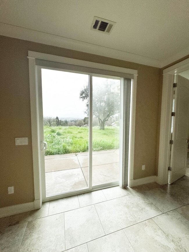 Building Photo - Charming 2 Bed/2 Bath Home